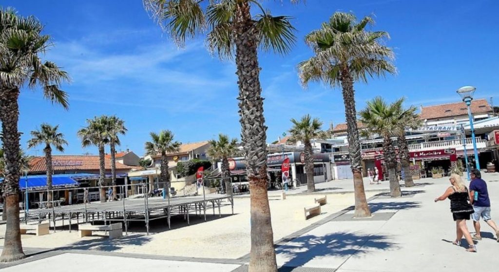 SAINT-PIERRE-LA-MER — Village Club