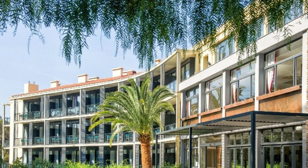 CARQUEIRANNE — Village Club